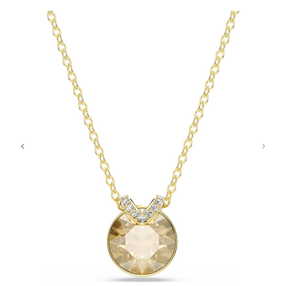 NWT Bella V pendant
Round cut, Gold tone, Gold-tone plated